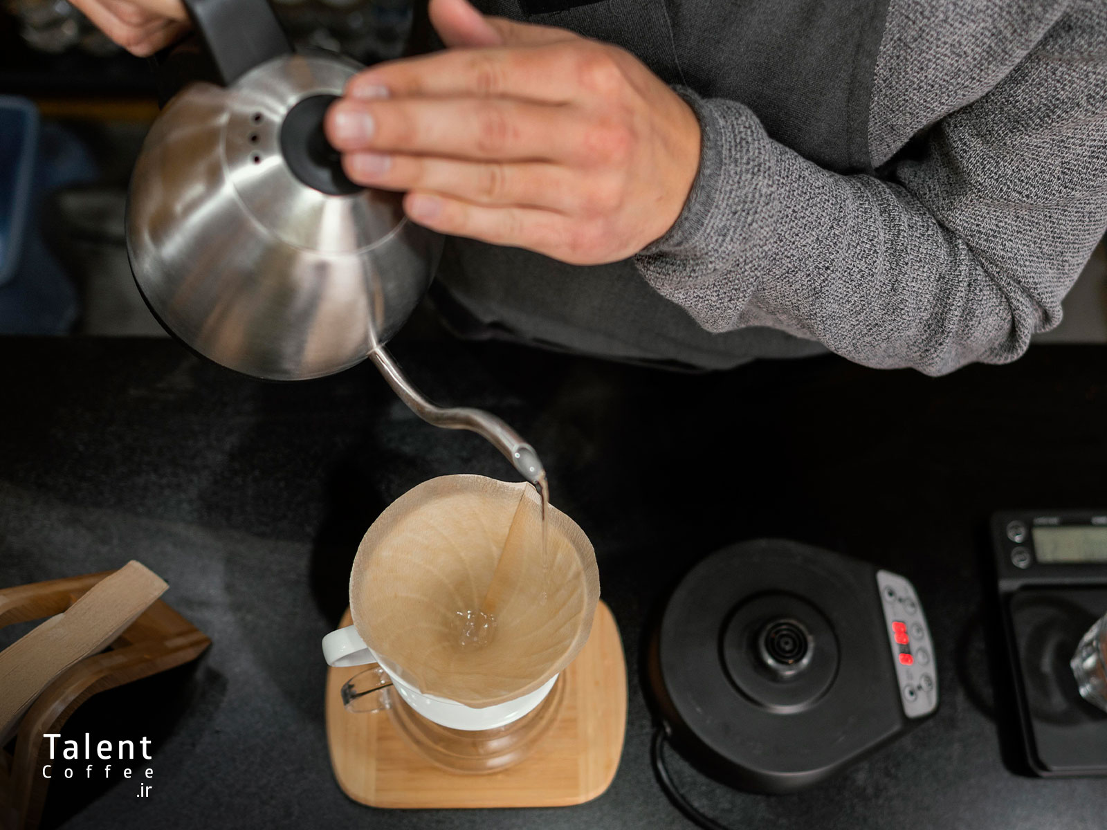 نحوه ریختن آب برای دم آوری قهوه