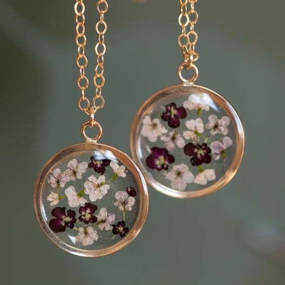 گردنبند رزینی با گل ریز