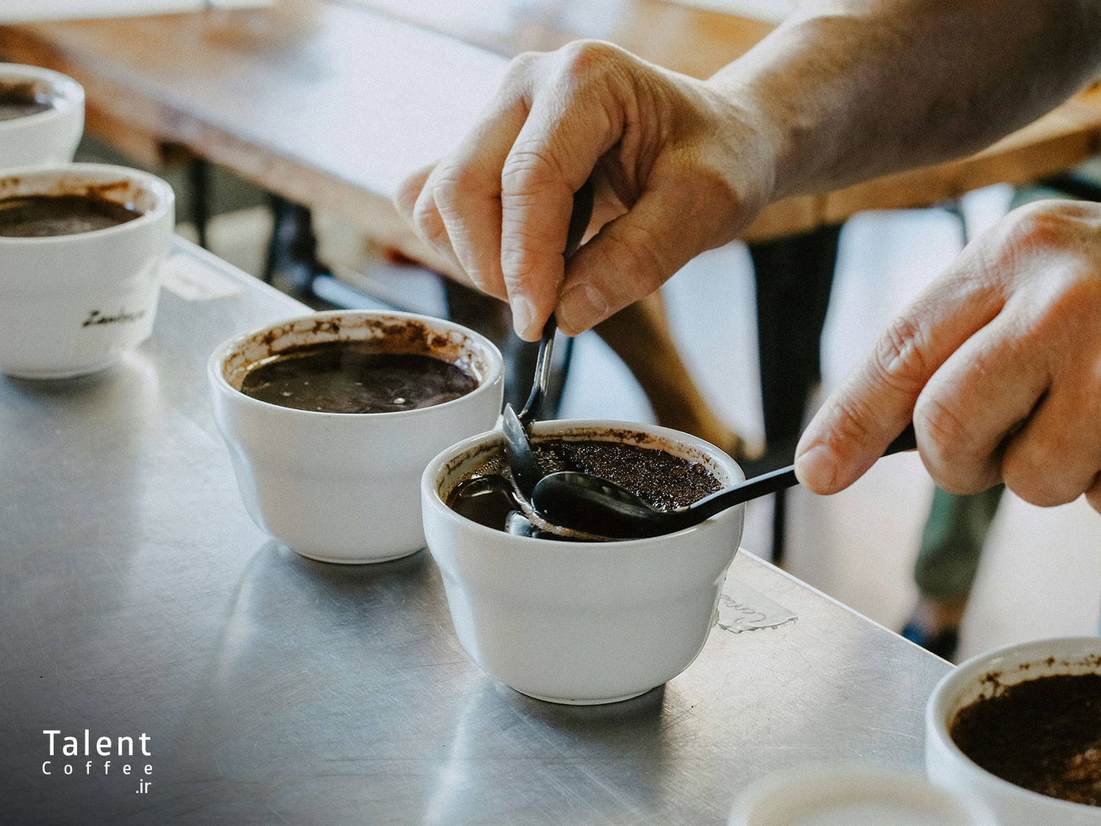 نحوه ریختن آب برای دم آوری قهوه