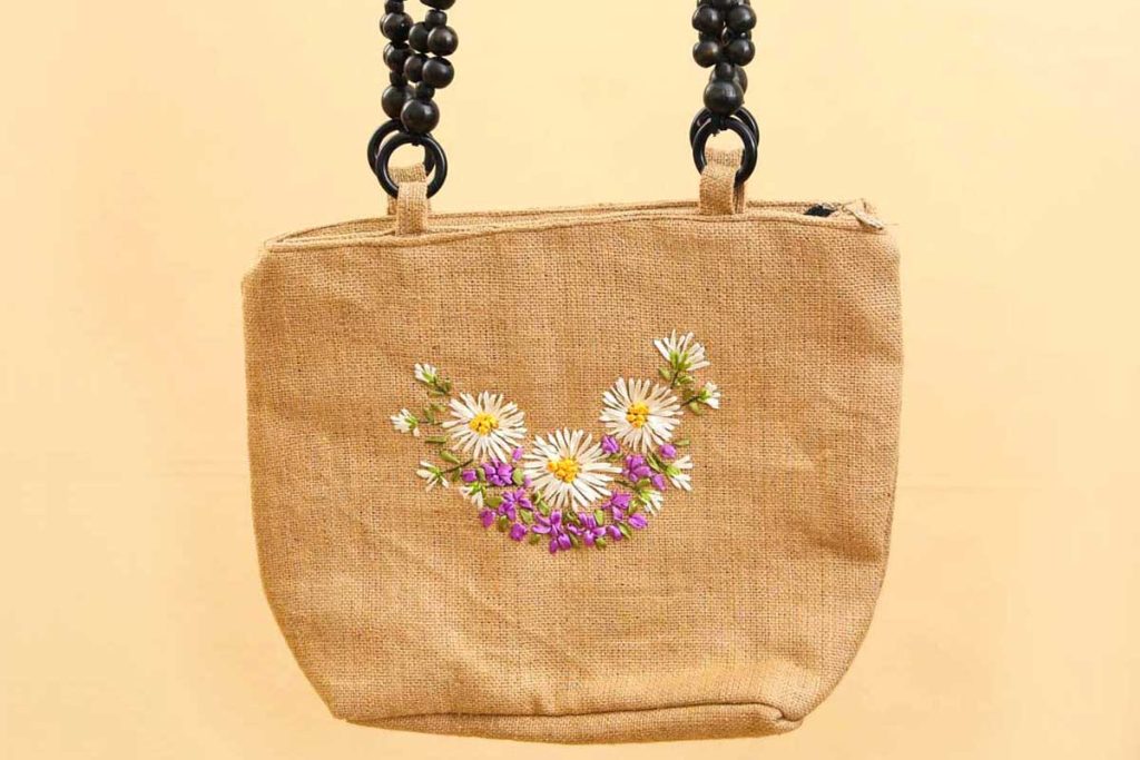 طرح گلدوزی روی کیف پارچه‌ای