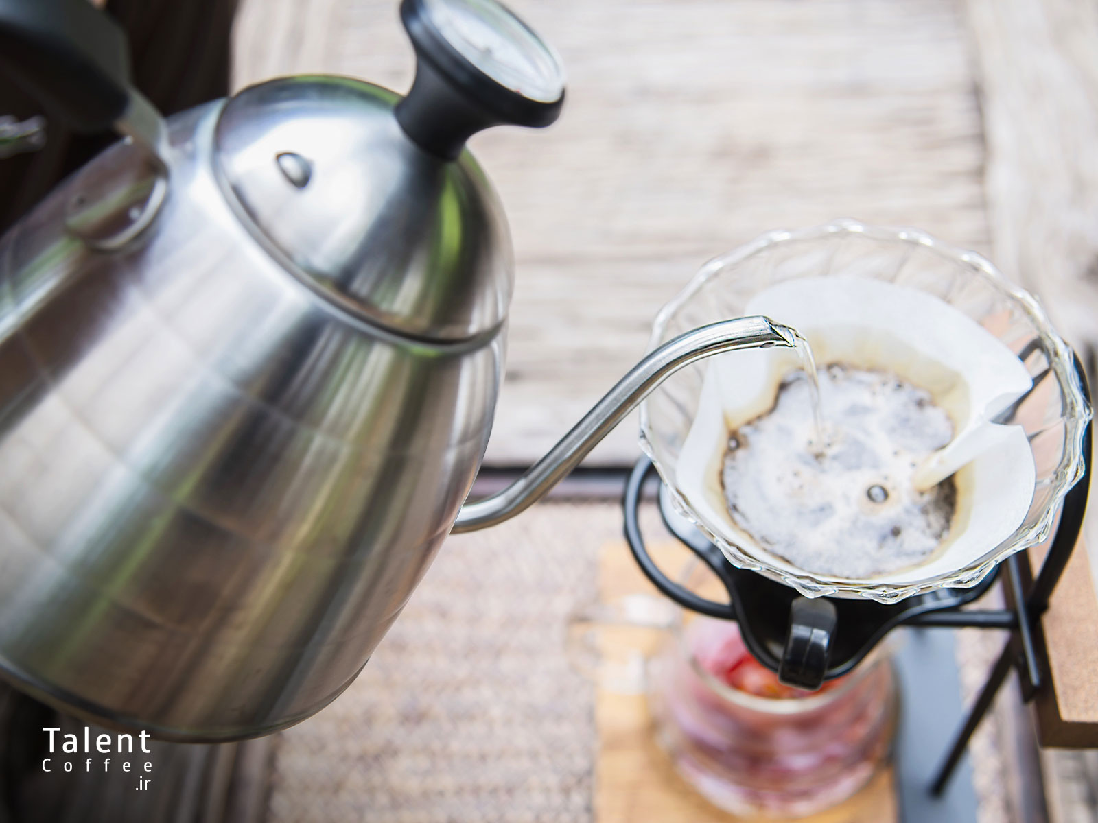 نحوه ریختن آب برای دم آوری قهوه