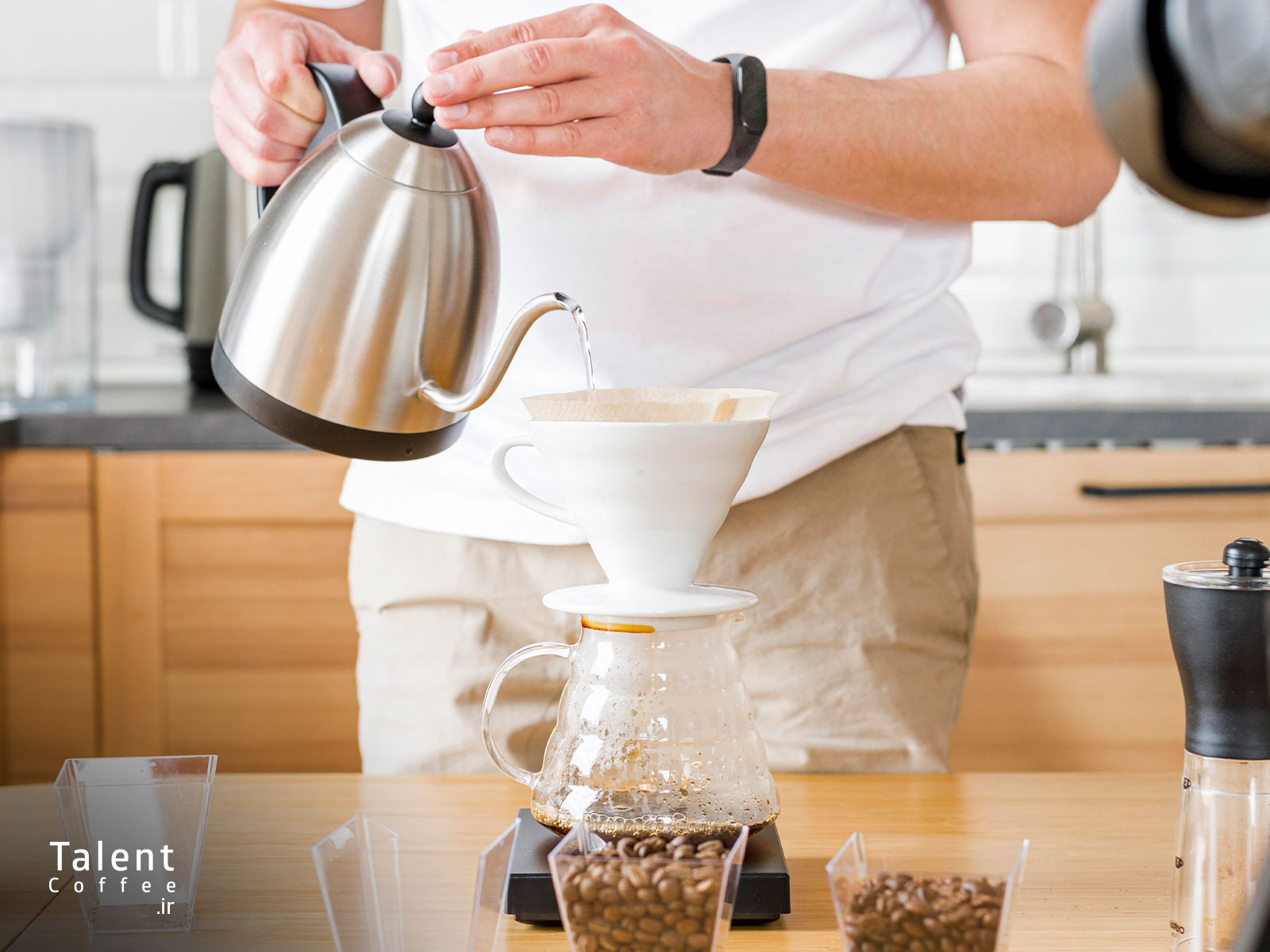 نحوه ریختن آب برای دم آوری قهوه