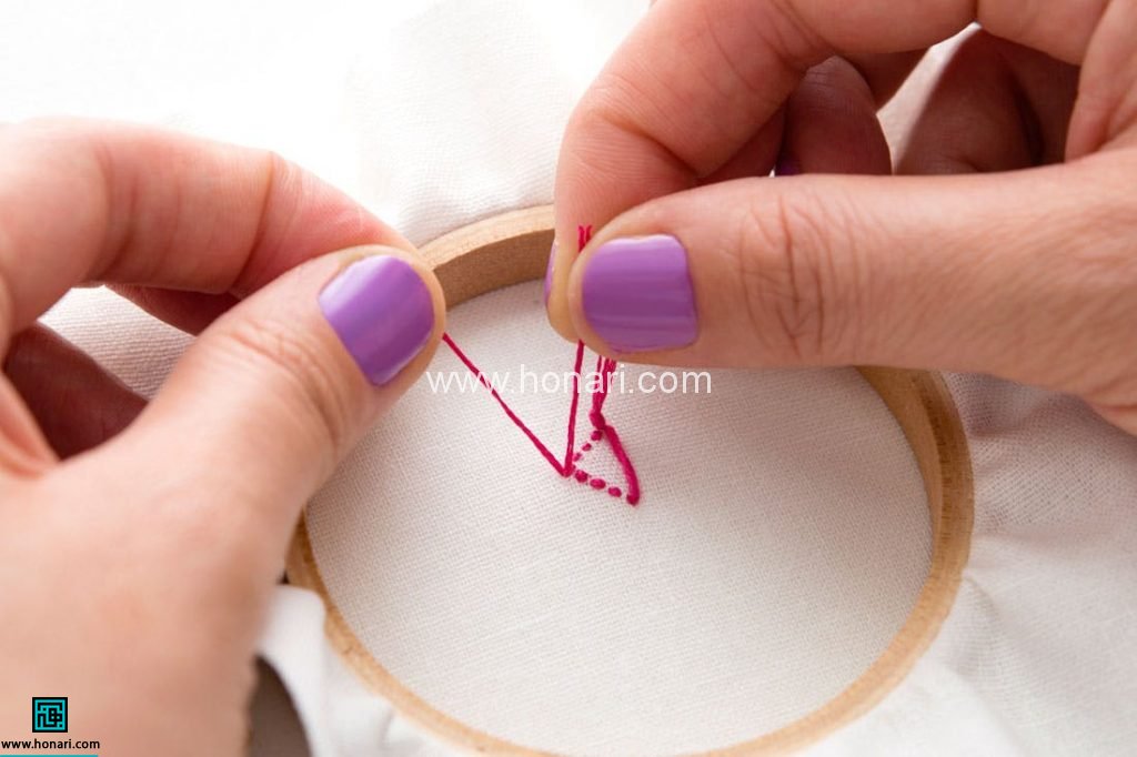 گلدوزی روی کیف نمدی