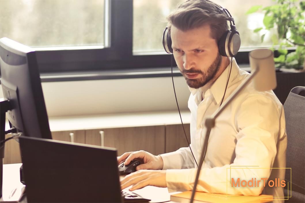 گوش دادن به موسیقی حین کار مفید است یا مضر؟