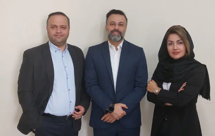مسعود خاکبازان بنیانگذار و رئیس هیات&zwnj;مدیره، رضا علامه مدیرعامل و عضو هیات&zwnj;مدیره و مونا جعفری مدیر تحقیق و توسعه آسان&zwnj;ثبت 