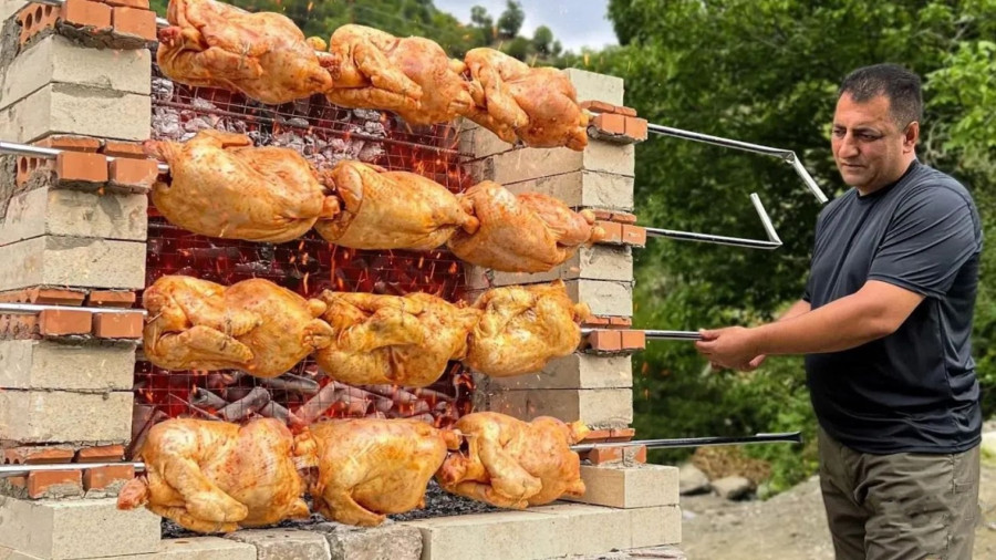 غذای روستایی در آذربایجان؛ کباب کردن 12 مرغ به روشی خلاقانه و جالب