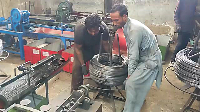 مراحل ساخت قفس پرنده در کارگاه‌های سنتی پاکستان