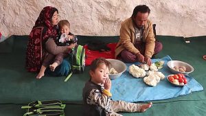 پخت خوراک گل کلم در غار توسط زوج افغان