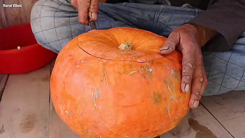 پخت سنتی مرغ در کدو تنبل روی آتش در روستاهای افغانستان