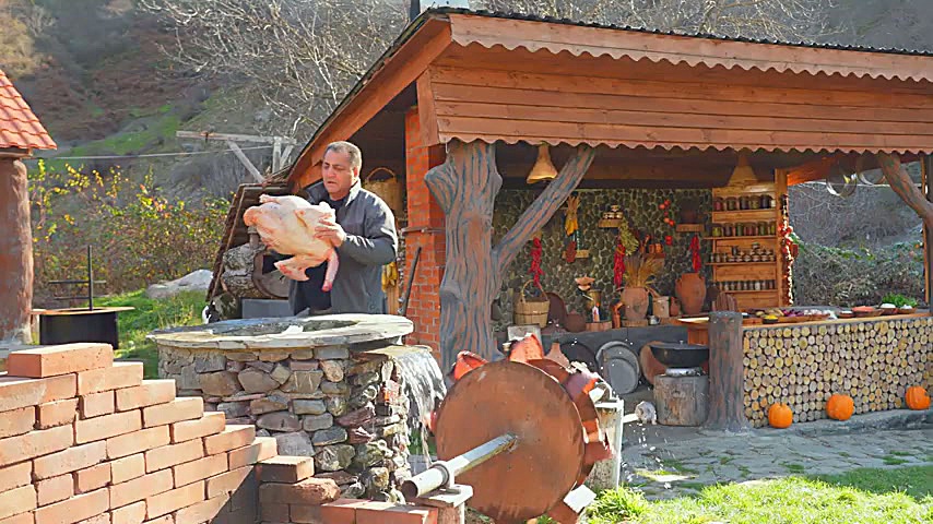 کباب بوقلمون شکم‌پر در کوهستان‌های آذربایجان