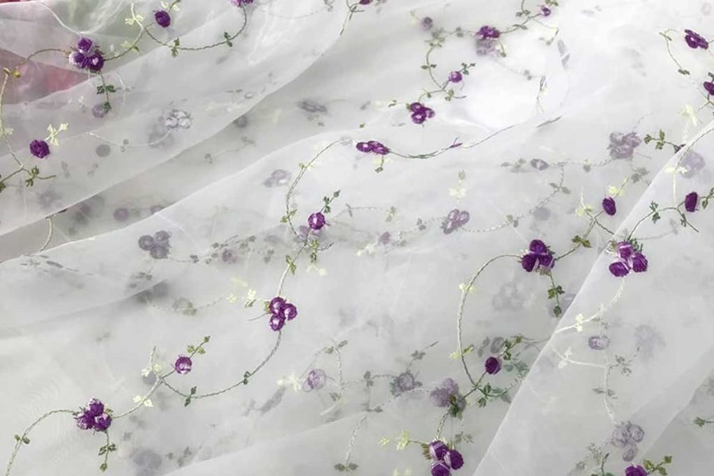 گلدوزی روی پارچه حریر