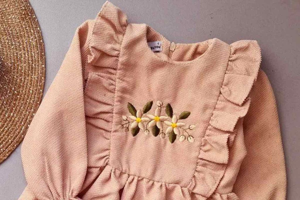 آموزش گلدوزی با دست روی لباس کودک