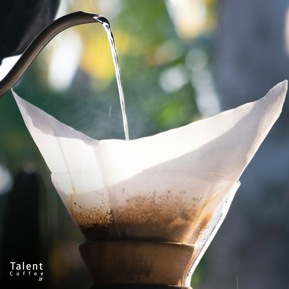 نحوه ریختن آب برای دم آوری قهوه