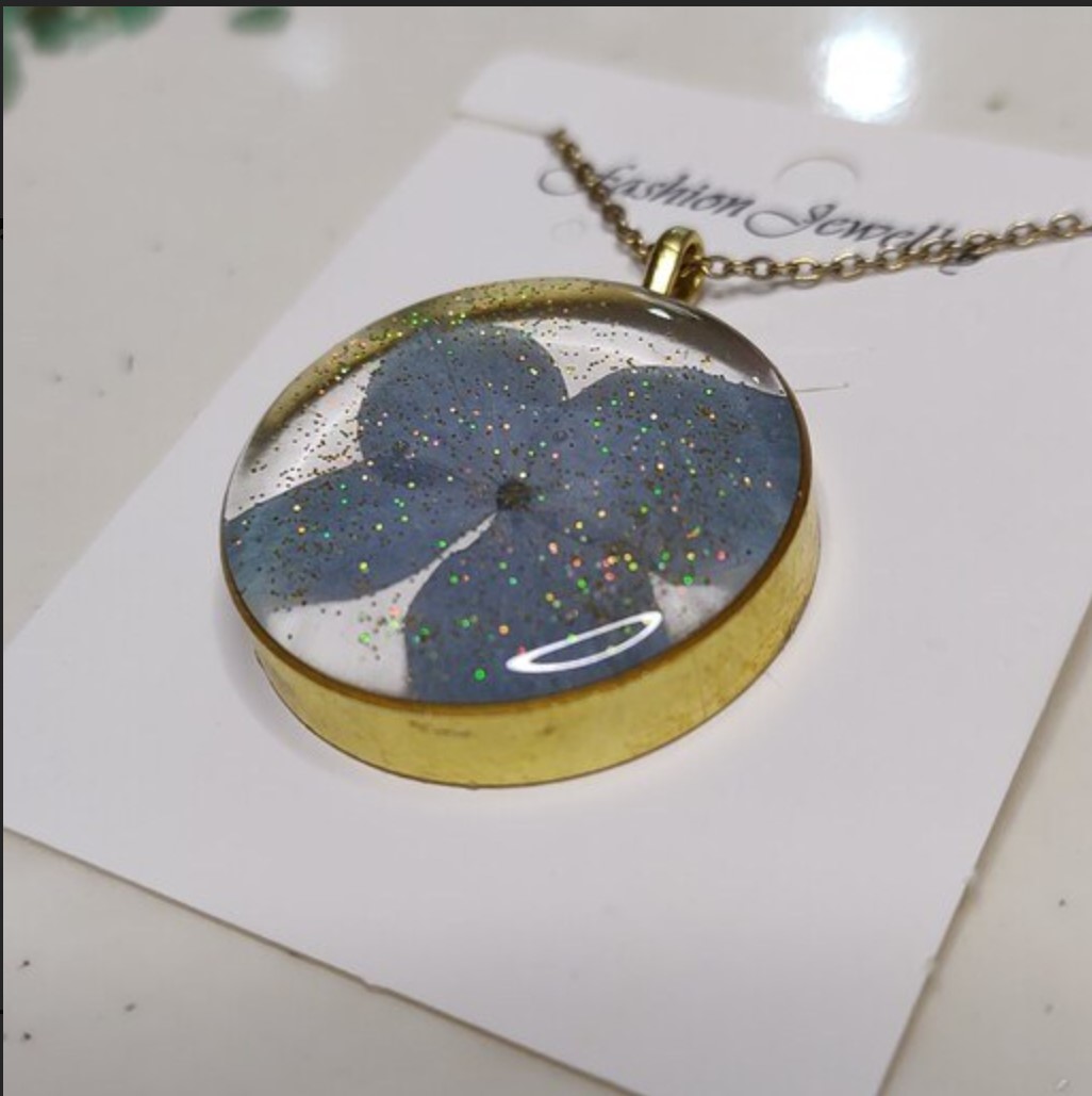 گردنبند رزینی طرح گل