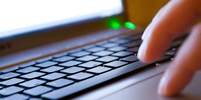 آموزش حل مشکل چشمک زدن چراغ شارژ لپ تاپ (مرحله به مرحله)