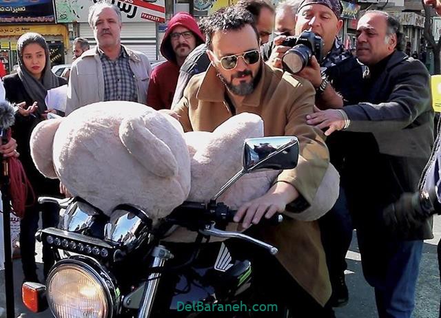 بازی کامبیز دیرباز در سریال گاندو