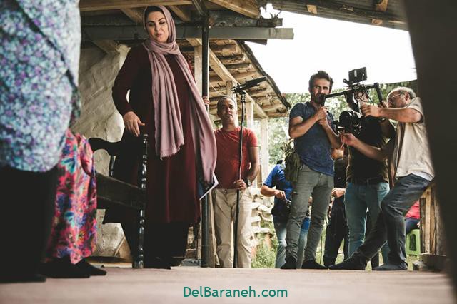 لاله اسکندری در پشت صحنه سریال خانواده دکتر ماهان 