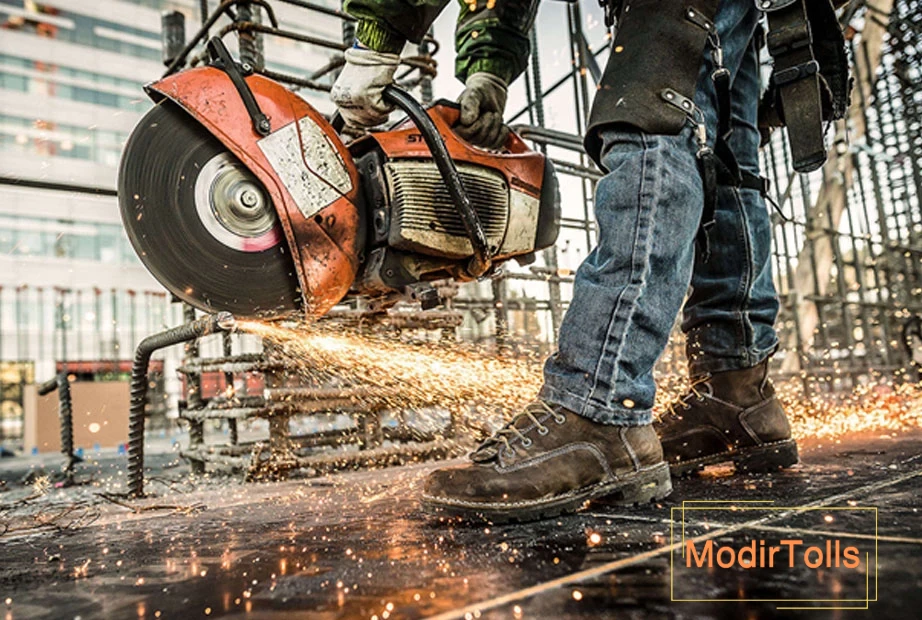 استفاده از کفش ایمنی در حین کار