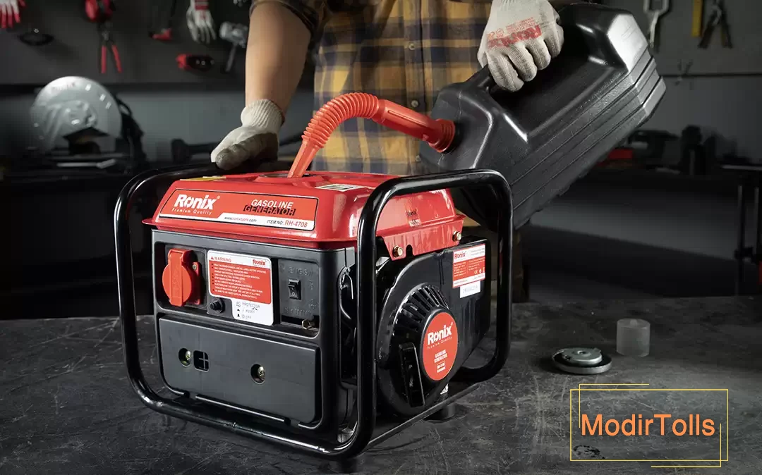 ریختن بنزین در مخزن سوخت موتور برق بنزینی