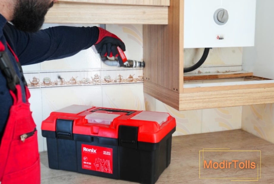 سرویسکار آبگرمکن مشغول کار