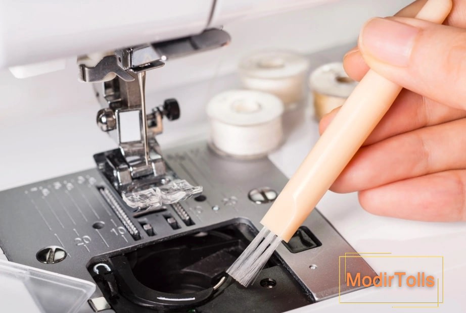 تمیز کردن ماسوره و داخل قسمت قاب ماکو با دستمال