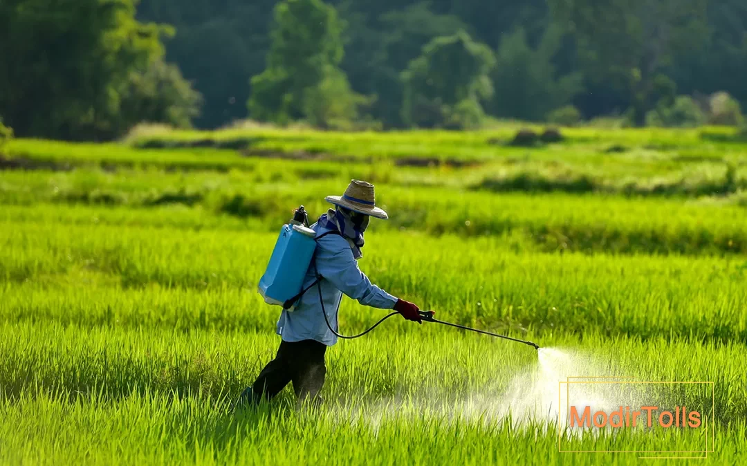 سم پاشی در مزارع