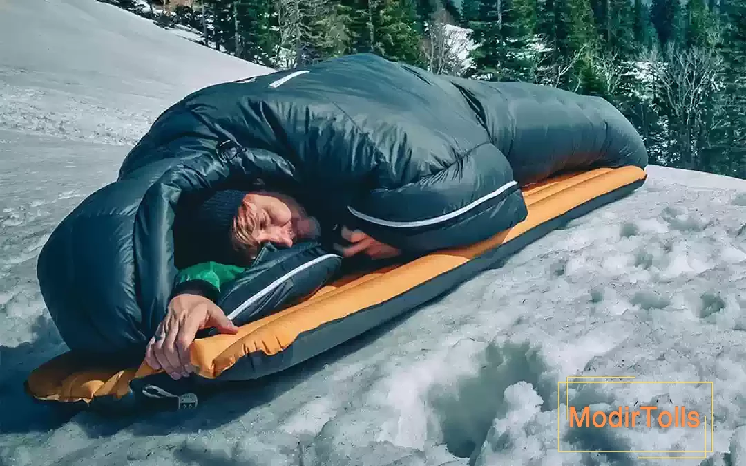 کوهنورد یا طبیعت گرد با کیسه خواب در طبیعت 