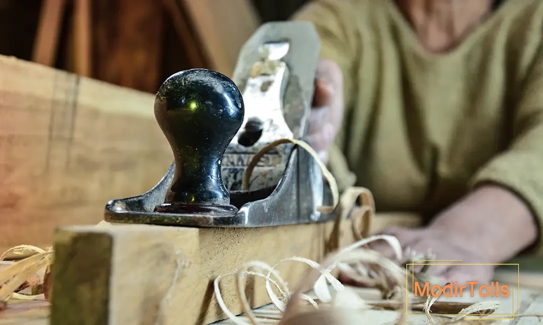 رنده کردن چوب با رنده دستی