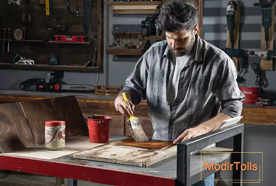 رنگ کردن قطعات مربعی شکل چوب