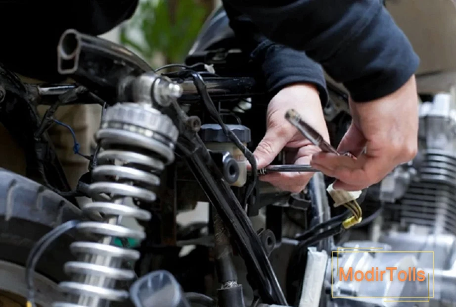 مکانیک تعمیر شمع موتور سیکلت