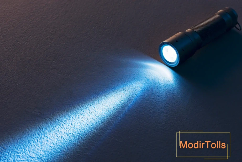 چراغ قوه روشن روی زمین نمایش کیفیت نور بهترین چراغ قوه 