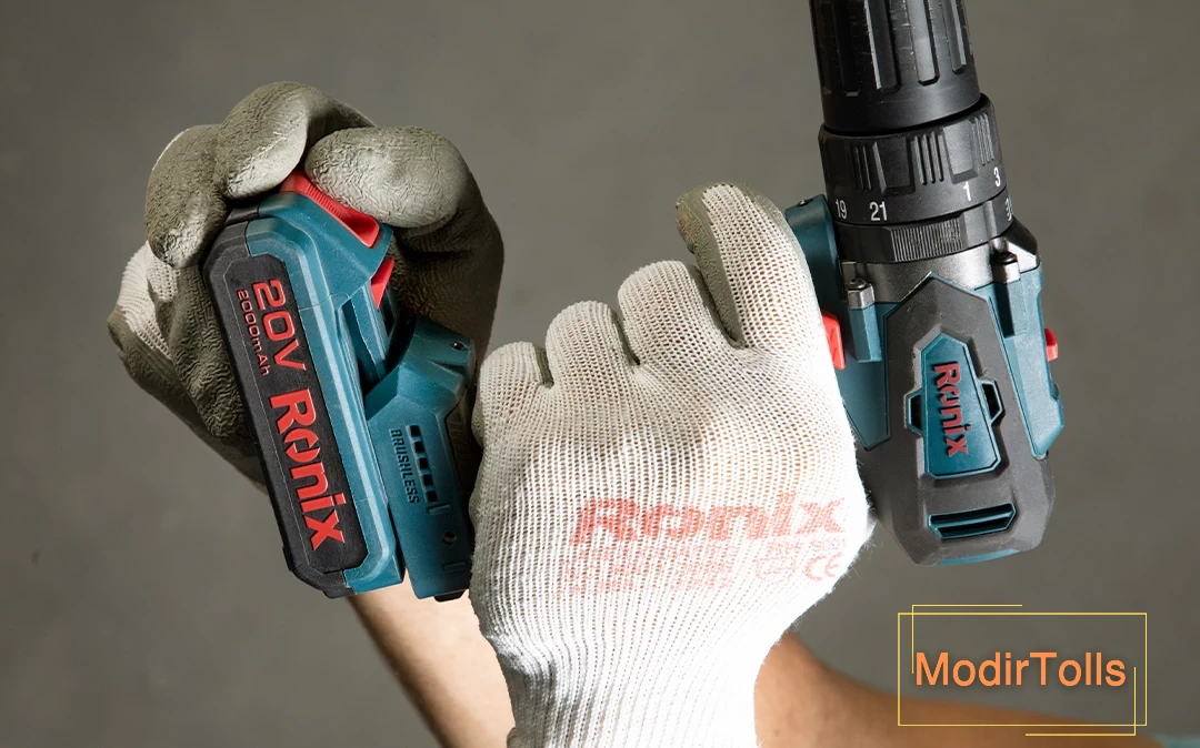 باتری دریل شارژی را خارج کنید.