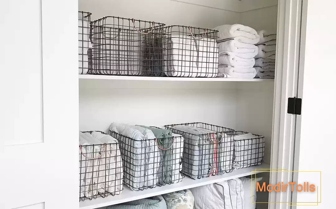 تصویری دانلودی از سبد داخل کمد دیواری و چیدمان کمد با سبد