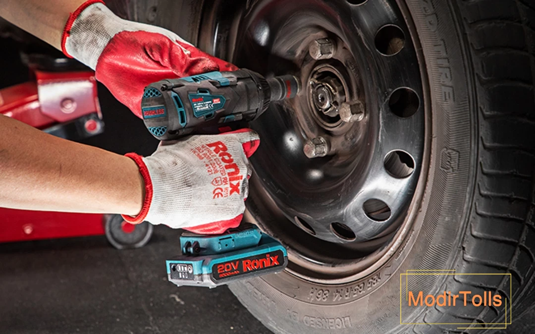 باز کردن پیچهای چرخ با آچار بکس شارژی 8907 رونیکس