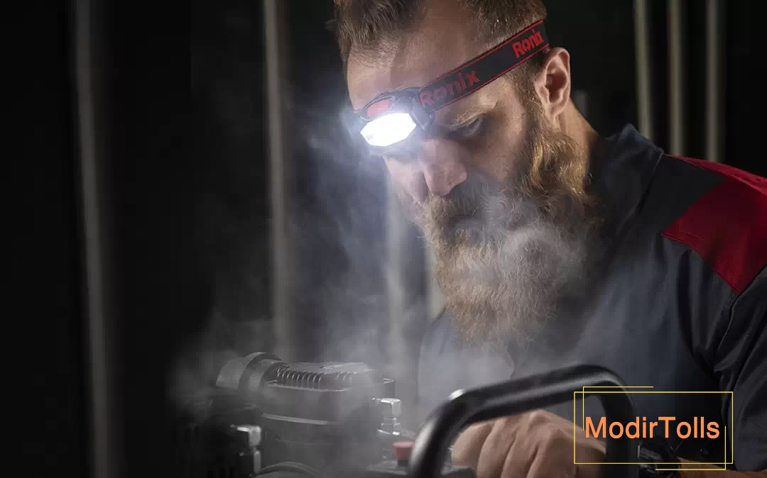 پرتوی نور چراغ پیشانی