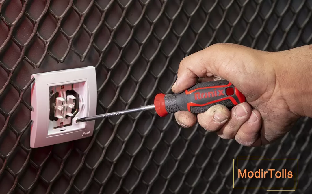 تصویری از پیچ گوشتی رونیکس در حال جا انداختن کلید دو پل به وسیله برقکار