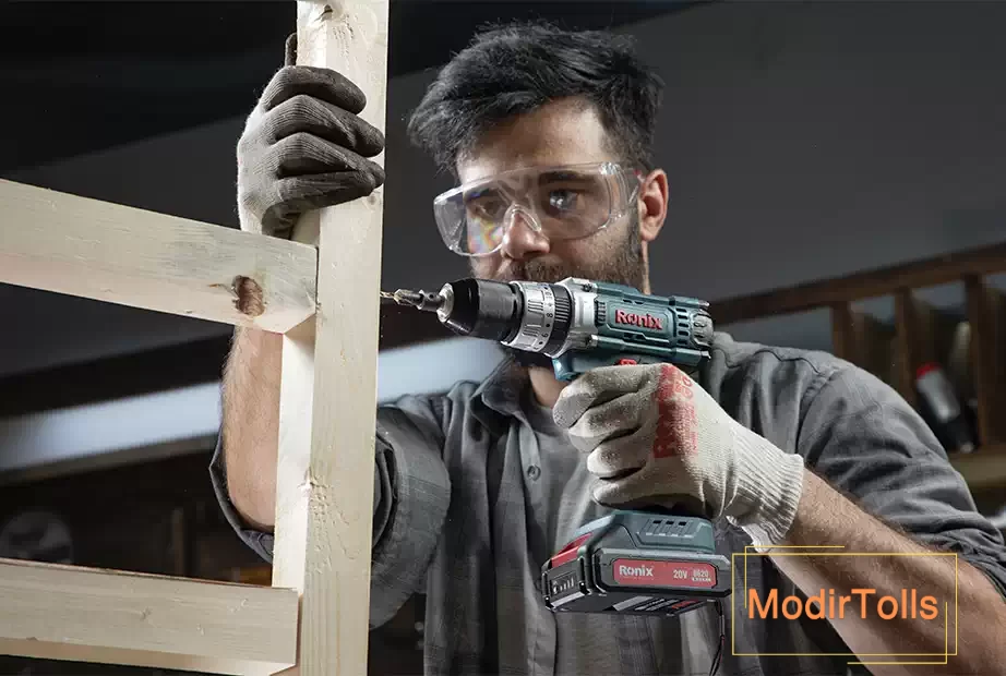 سوراخکاری چوب با دریل شارژی 8620 رونیکس