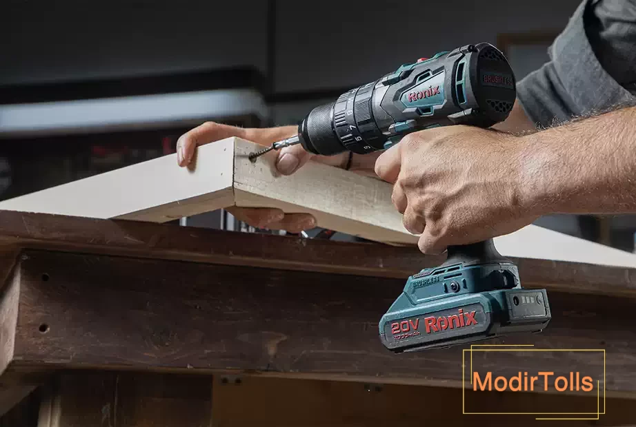 پیچکاری دیوارههای عمودی پنل با دریل پیچگوشتی شارژی 8900 رونیکس