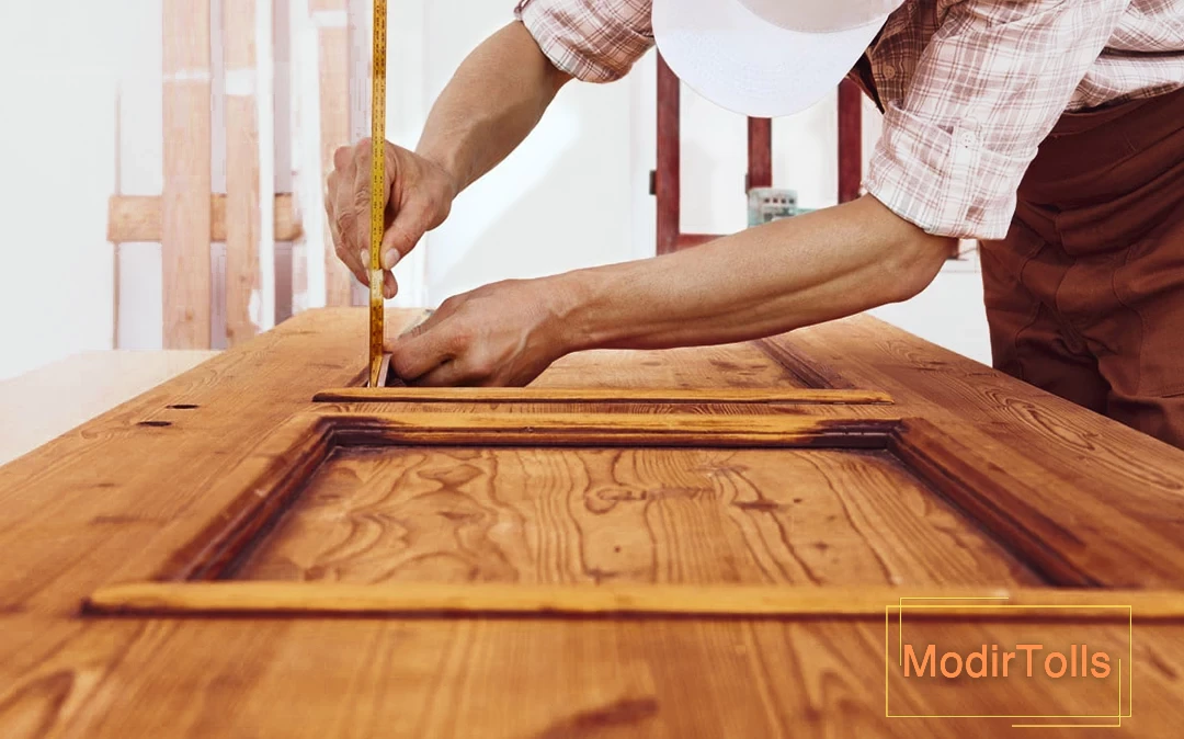 درب چوبی در حین ساخت