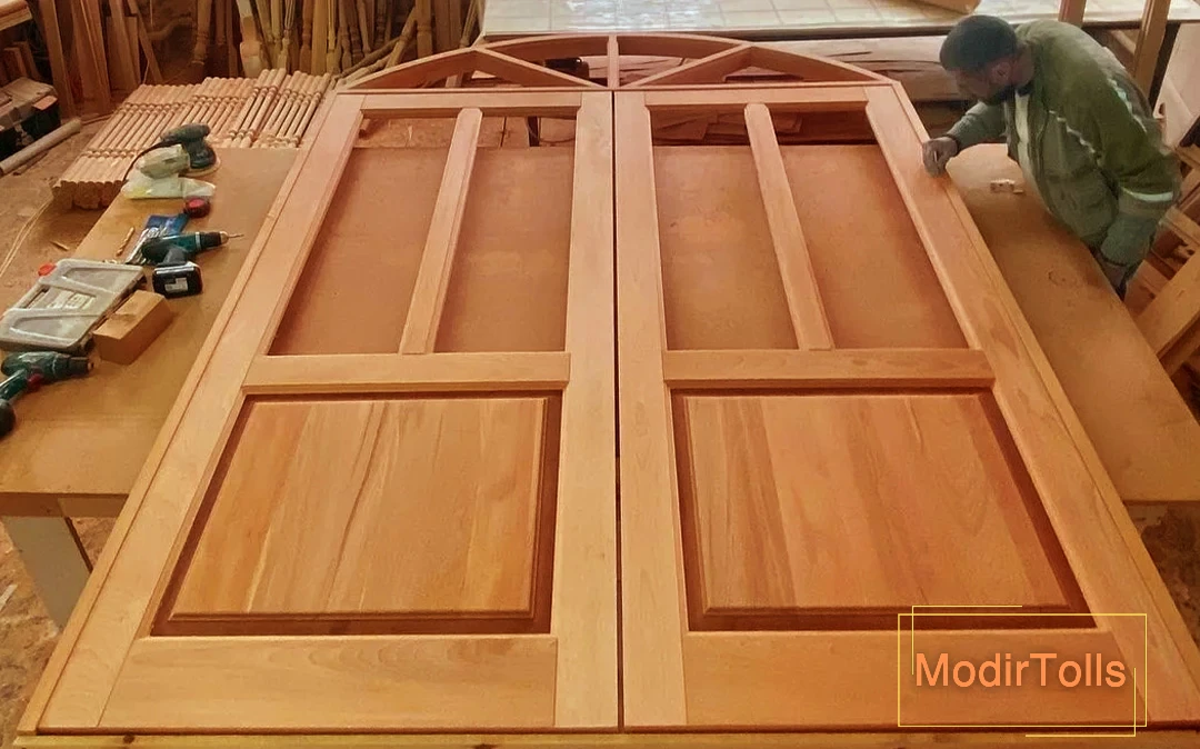 نصب قطعات مختلف درب چوبی