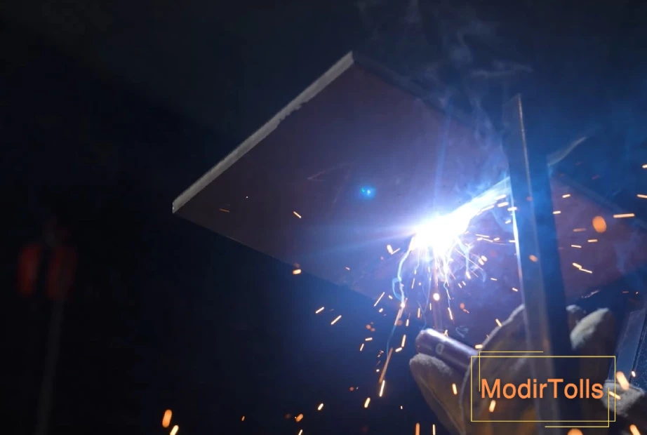 زاویه الکترود در جوشکاری سقفی در حین کار