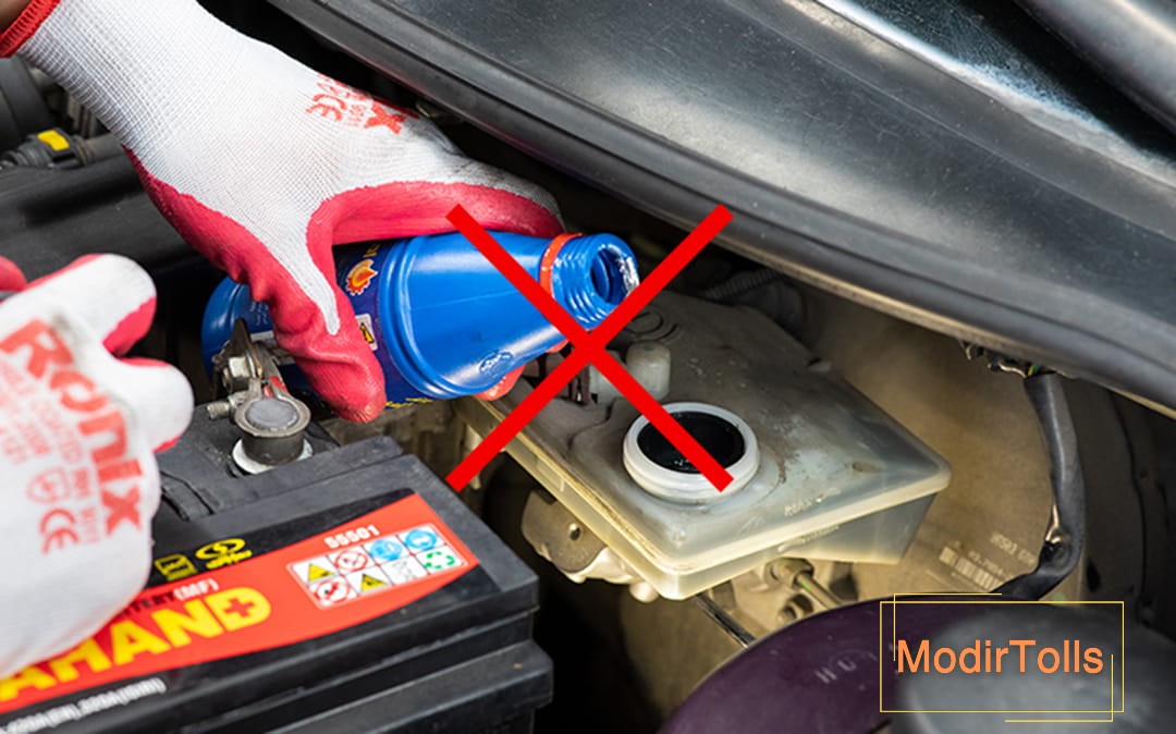 از ریختن روغن ترمز بر روی منبع خودداری کنید