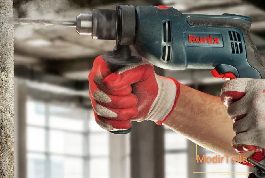 دریل برقی چکشی در حال سوراخ کردن دیوار بتنی