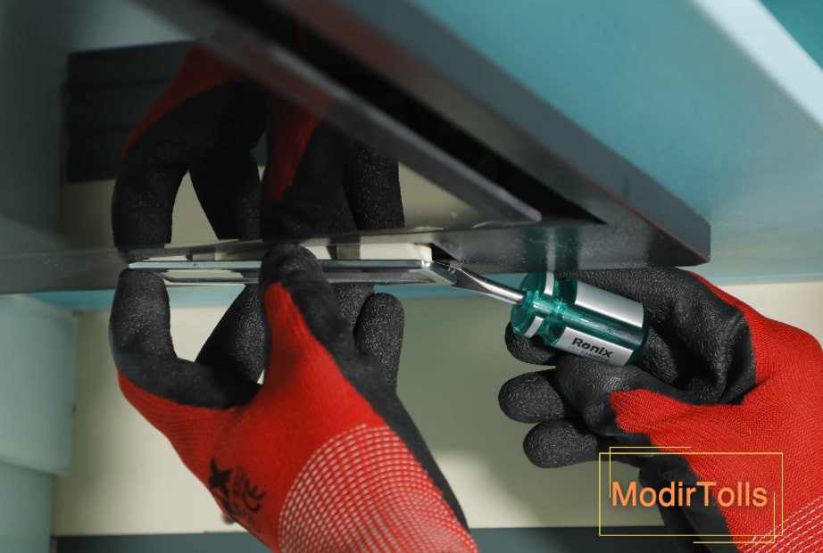 باز کردن پنل هود با پیچ گوشتی رونیکس