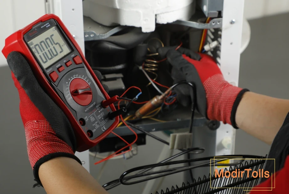 باز کردن پیچ‌های شاسی آبسردکن با دریل پیچ‌گوشتی شارژی رونیکس