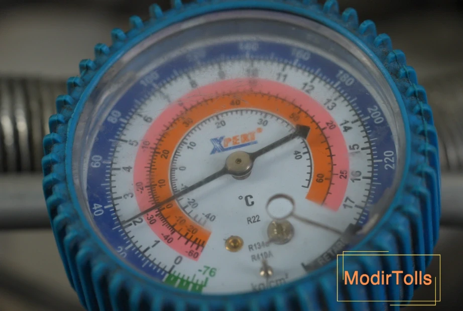 استفاده از گیج برای چک کردن سیکل کولر