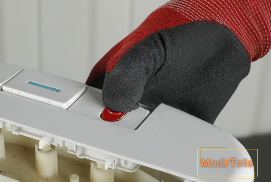 بررسی میزان ولتاژ و جریان آبسردکن با مولتی متر رونیکس