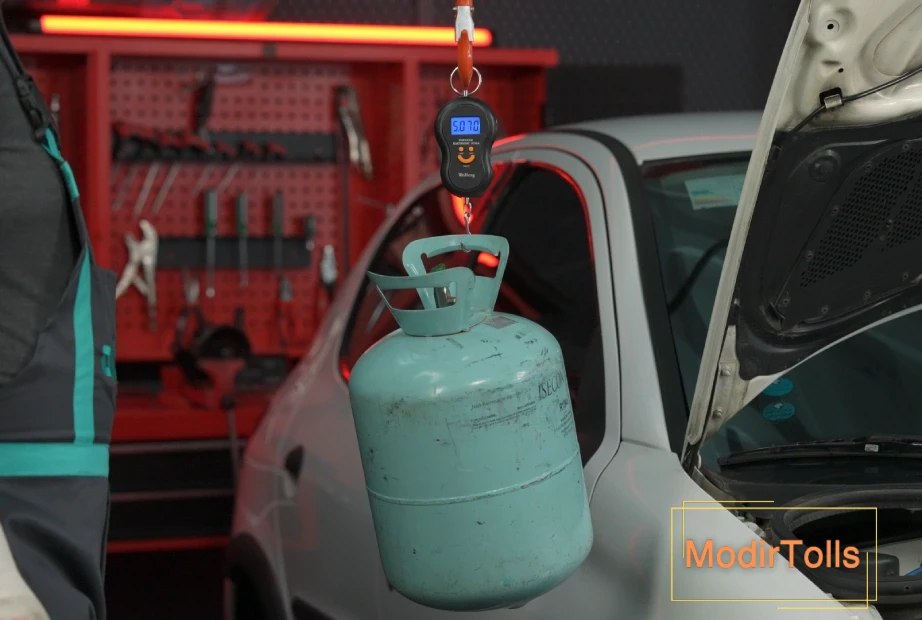 استفاده از ترازوی دیجیتال برای شارژ استاندارد کولر ماشین