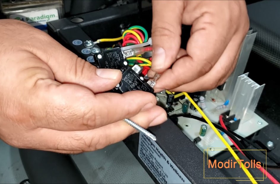 بررسی فیوز داخلی تردمیل