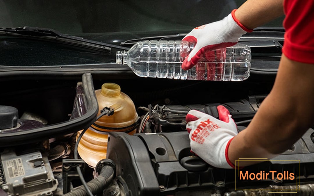 ریختن آب مقطر در منبع انبساط خودرو